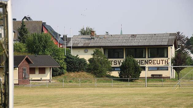 Auf dem Sportplatz des TSV Enchenreuth im Frankenwald trainierten in der vergangenen Woche 15 Spieler des Kreisligisten SG Enchenreuth/Presseck. Einen Tag sp&auml;ter erhielt ein Kicker einen positiven Corona-Test. Nun sind alle in Quarant&auml;ne.Christian Schuberth