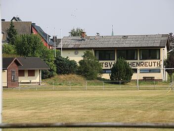 Auf dem Sportplatz des TSV Enchenreuth im Frankenwald trainierten in der vergangenen Woche 15 Spieler des Kreisligisten SG Enchenreuth/Presseck. Einen Tag später erhielt ein Kicker einen positiven Corona-Test. Nun sind alle in Quarantäne.Christian Schuberth