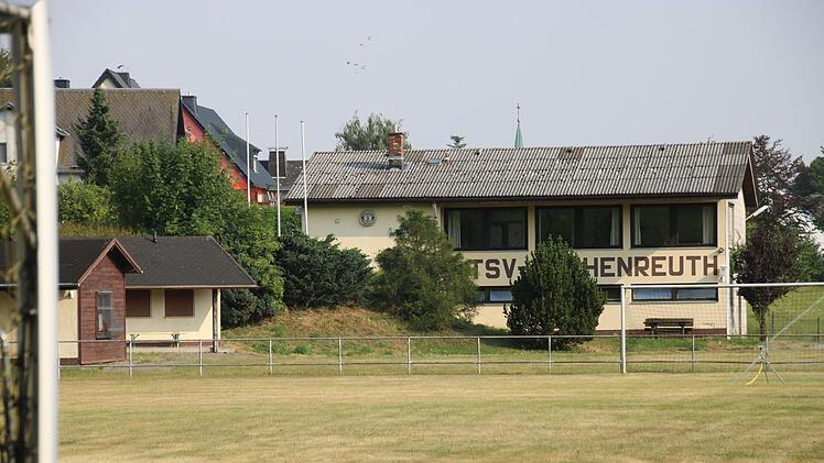 Auf dem Sportplatz des TSV Enchenreuth im Frankenwald trainierten in der vergangenen Woche 15 Spieler des Kreisligisten SG Enchenreuth/Presseck. Einen Tag später erhielt ein Kicker einen positiven Corona-Test. Nun sind alle in Quarantäne.Christian Schuberth