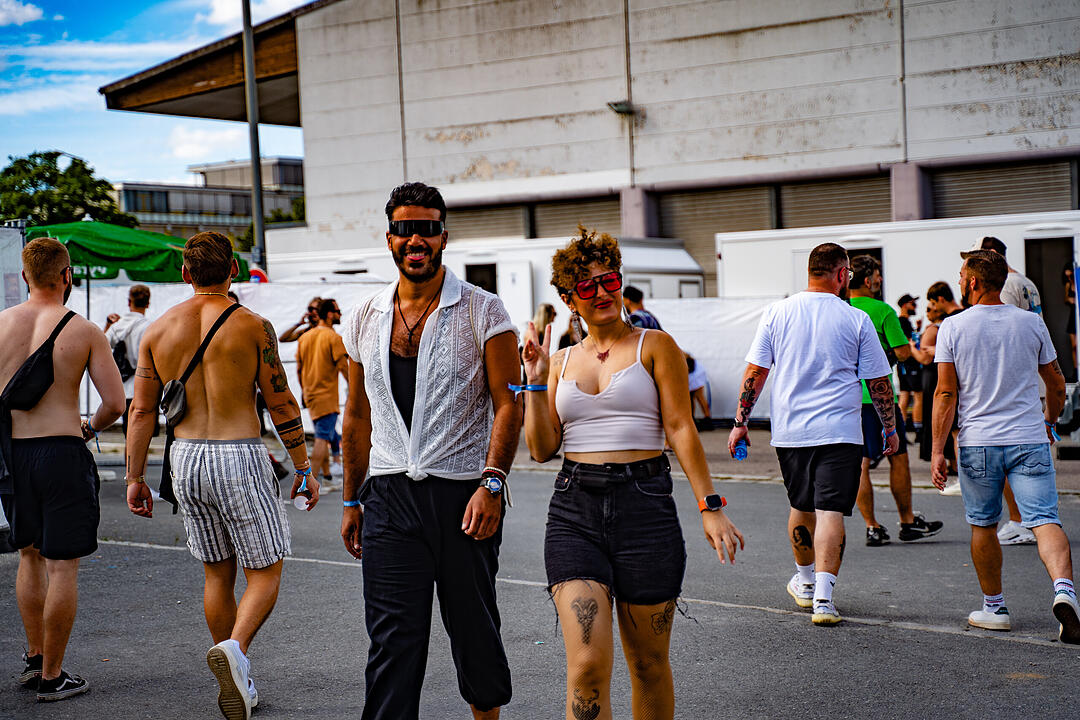 Einmalige Festivalwelt zwischen Stahl und Container.