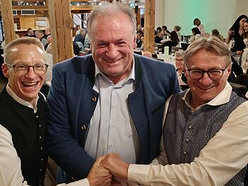 Die Drei von links: Oliver Brehm trat in der H&ouml;hle der L&ouml;wen auf, mit den MU-Urgesteinen Walter Nussel und Peter Brehm.