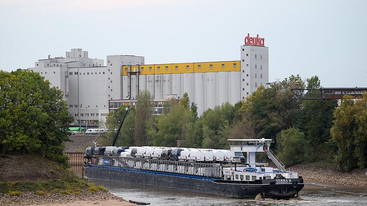 Frachtschiff f&auml;hrt sich im D&uuml;sseldorfer Hafen fest