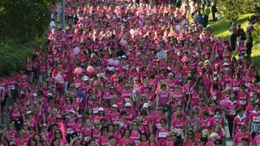 Beim Pinklauf im französischen Calvados liefen heuer 20.000 Frauen mit. Der Lauf wurde zum Vorbild für den Brückenauer Charity-Lauf. Foto: privat