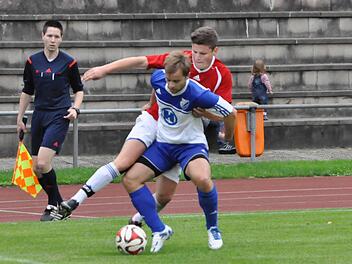 Gestochert und getroffen: Münnerstadts Julian Göller (im Hintergrund) erzielte gegen den FC 06 Bad Kissingen (vorne: Florian Wedlich) das entscheidende Tor.  Foto: Anja Schmitt