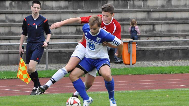 Gestochert und getroffen: Münnerstadts Julian Göller (im Hintergrund) erzielte gegen den FC 06 Bad Kissingen (vorne: Florian Wedlich) das entscheidende Tor.  Foto: Anja Schmitt