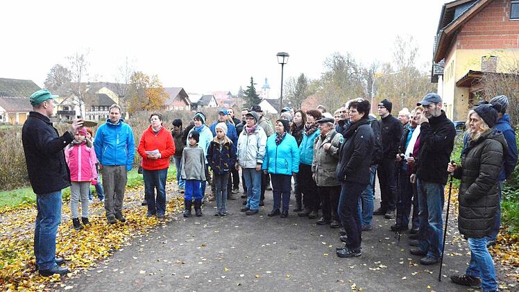 Viele Gäste wollten den neugestalteten Waldlehrpfad mit abwandern. Links erklärt der Erste Vorsitzende des OGV, Werner Treiber, die Aktion.  Foto: Gerhard Schmidt