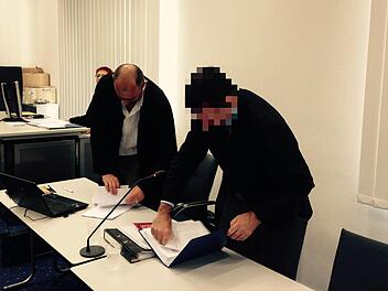Heinz W. und sein Bamberger Verteidiger Dieter Widmann am Montag im Sitzungssaal. Heute früh blieb W.s Stuhl leer. Foto: Anna Lienhardt