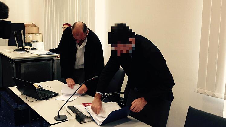 Heinz W. und sein Bamberger Verteidiger Dieter Widmann am Montag im Sitzungssaal. Heute früh blieb W.s Stuhl leer. Foto: Anna Lienhardt