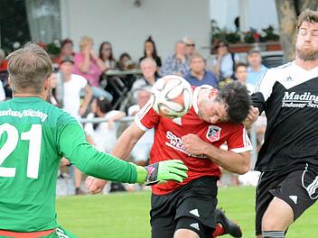 Das wichtige 2:0 für den FC Fuchsstadt erzielte Florian Thurn (unser Bild) kurz vor der Pause. Machtlos sind Keeper Maximilian Schanz und Frank Stoll vom SV Euerbach/Kützberg, der in die Bezirksliga abgestiegen ist. Foto: ssp