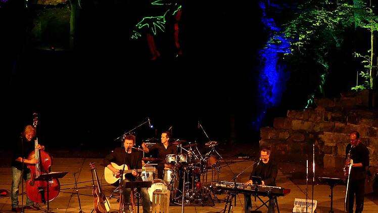 "Goller & Götz and friends" in Aktion vor der stimmungsvollen Kulisse der Naturbühne.