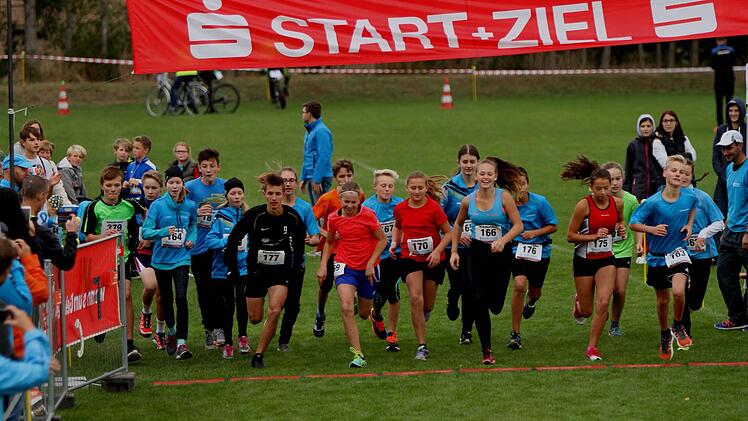 Start zum Schülerlauf über die 2,5-Kilometer-Strecke mit den späteren Siegern Ramon Wetz (Nummer 177) und Linda Zimmermann (Nummer 175)