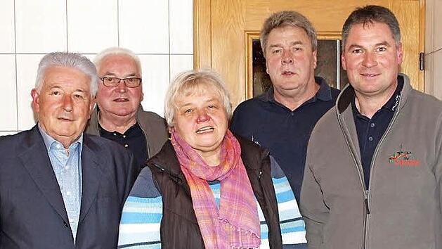 Vorsitzender Winfried Weinbeer, Ehrenmitglied Rudi Krauß, Zweiter Vorsitzender Günther Werner und Vorstandsmitglied Bernd Krauß (hinten von links) beglückwünschen Sigrid Kalb (vorne) zur Wahl als Schriftführerin. Foto: Alfred Thieret