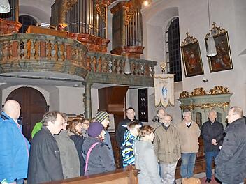 Sowohl einige "alte erfahrene Organisten" wie auch ganz junge Interessierte nahmen am Orgelschnuppern in der Wallfahrtskirche Mariä Geburt Glosberg teil. Foto: K.- H. Hofmann