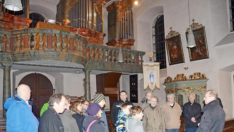 Sowohl einige "alte erfahrene Organisten" wie auch ganz junge Interessierte nahmen am Orgelschnuppern in der Wallfahrtskirche Mariä Geburt Glosberg teil. Foto: K.- H. Hofmann