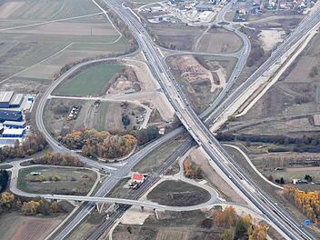 Die Baufirmen haben die bestehende Brücke der A 73 bei Kemmern (links) und Breitengüßbach (oben) über die B4 und die Bahnstrecke verbreitert, damit der Verkehr vierspurig weiterlaufen kann, während die Brücke  neu gebaut wird.  Foto: Ronald Rinklef
