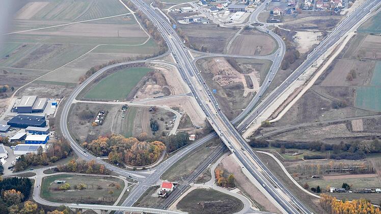 Die Baufirmen haben die bestehende Brücke der A 73 bei Kemmern (links) und Breitengüßbach (oben) über die B4 und die Bahnstrecke verbreitert, damit der Verkehr vierspurig weiterlaufen kann, während die Brücke  neu gebaut wird.  Foto: Ronald Rinklef