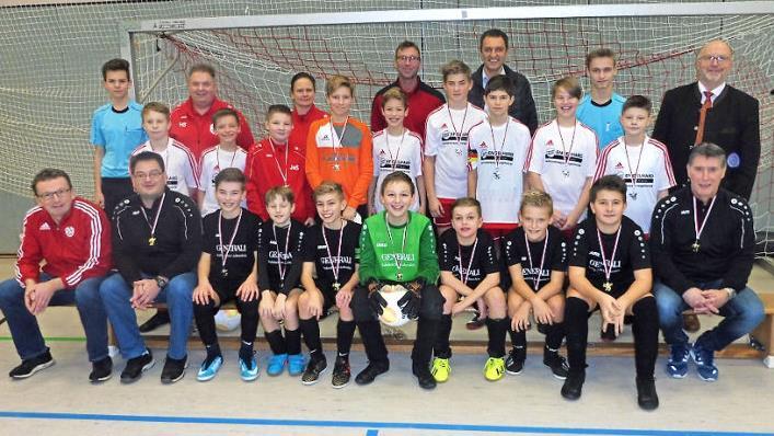 Die JFG Oberes Rodachtal (sitzend) mit ihren Trainern Jochen Höhn (links) und Volker Spindler (rechts) hat das D-Junioren-Turnier in Weißenbrunn gegen die gastgebende SG TSV Weißenbrunn I (stehend) gewonnen. Mit im Bild (sitzend, links) Turnierleiter Dietmar Bauer sowie (stehend, von links) Schiedsrichter Christian Maurer, SG TSV Spielleiter Heiko Schumann, deren Trainer Stefanie Regel und Ralf Schedel, TSV-Vorsitzender Jörg Neubauer, Schiedsrichter Jonas Kisiala und Bürgermeister Egon Herrma...