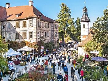 Rund 140 Aussteller pr&auml;sentieren vor romantischer Kulisse ihr Angebot. Foto: privat