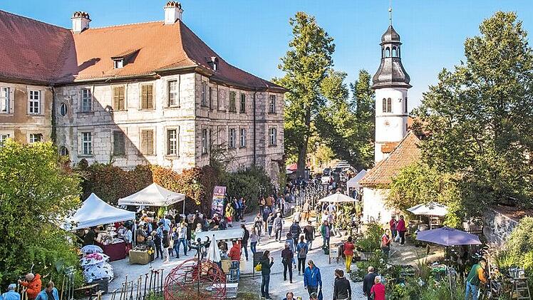 Rund 140 Aussteller pr&auml;sentieren vor romantischer Kulisse ihr Angebot. Foto: privat