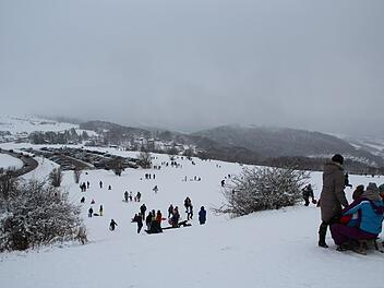 Viele H&uuml;gel und H&auml;nge der Rh&ouml;n waren im vergangenen Winter trotz der Pandemie stark besucht. Foto: Archiv: Johannes Schlereth