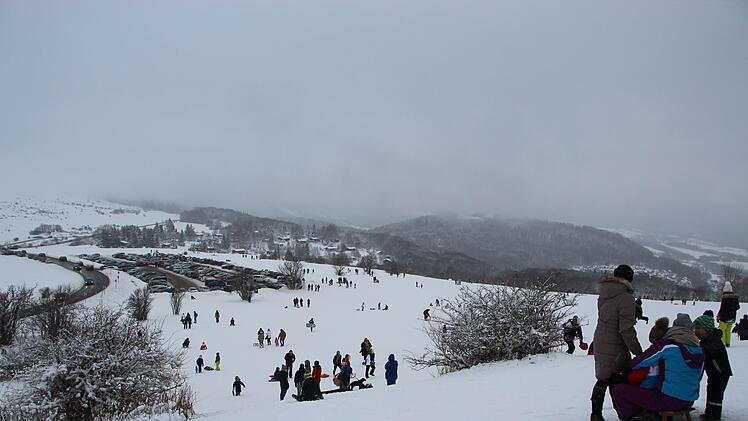 Viele H&uuml;gel und H&auml;nge der Rh&ouml;n waren im vergangenen Winter trotz der Pandemie stark besucht. Foto: Archiv: Johannes Schlereth
