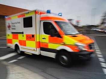 Kreis Ansbach: Schulbus kracht mit Auto zusammen und schleudert durch Zaun - zwei Schüler verletzt