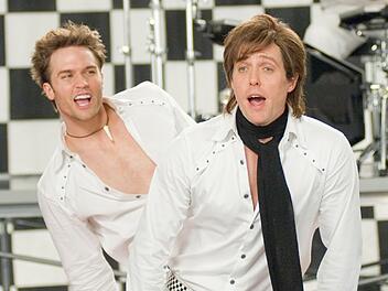 Einen der H&ouml;hepunkte zeigt "Mitten ins Herz" gleich am Anfang: Womanizer Hugh Grant als Wham!-Verschnitt mit wahnsinnig schlechter Choreografie.