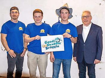 Im Bild von links: Stellvertretender Vorsitzender Robin Zapf, Kassenpr&uuml;fer Linus M&uuml;ller, Vorsitzender Kevin Zapf und B&uuml;rgermeister Harald H&uuml;bner.