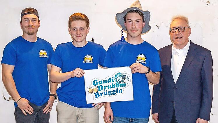 Im Bild von links: Stellvertretender Vorsitzender Robin Zapf, Kassenpr&uuml;fer Linus M&uuml;ller, Vorsitzender Kevin Zapf und B&uuml;rgermeister Harald H&uuml;bner.