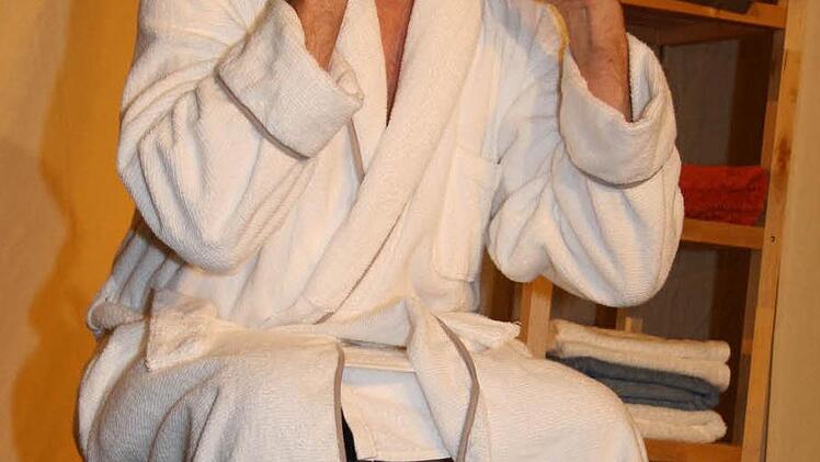 Der Schauspieler im Bademantel.