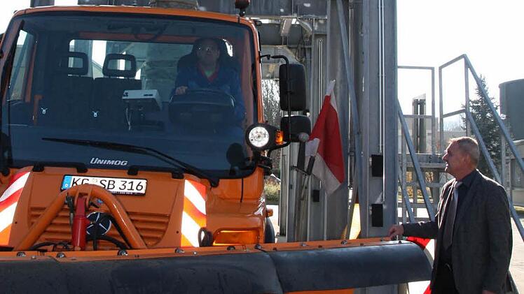 Der Winter kann kommen, die Bad Kissinger Salzsilos sind voll, die Lkw aufgerüstet.  Foto: Edgar Bartl