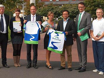 Freuen sich auf den Marathon im Rodachtal (von links): Albert Döbele, Nancy Grau (Therme Natur), Christian Grunow, Elfi Arnold (Initiative Rodachtal), Martin Finzel, Christian Grebner (AOK), Gunter Hölig. Foto: Steffi Carl
