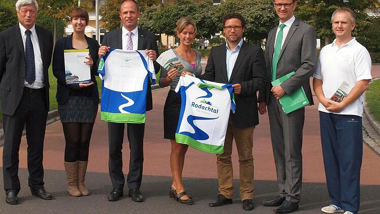 Freuen sich auf den Marathon im Rodachtal (von links): Albert Döbele, Nancy Grau (Therme Natur), Christian Grunow, Elfi Arnold (Initiative Rodachtal), Martin Finzel, Christian Grebner (AOK), Gunter Hölig. Foto: Steffi Carl