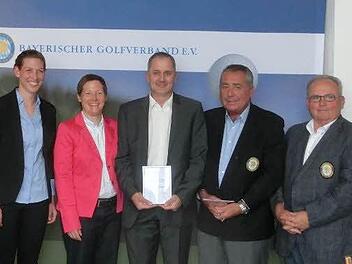 Verleihung des Jugendförderpeises (v.l.): Gabriela Zuber (Jugendkoordinatorin BGV), Heidi Klump (Sportdirektorin BGV), Karl Kairies, Dr. Werner Pröbstl und Roland Bartonitz (Vizepräsidenten BGV). Foto: Anton Then