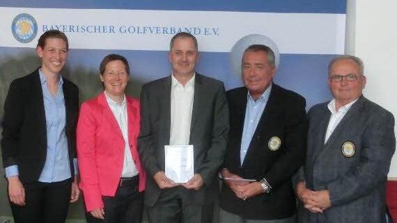 Verleihung des Jugendförderpeises (v.l.): Gabriela Zuber (Jugendkoordinatorin BGV), Heidi Klump (Sportdirektorin BGV), Karl Kairies, Dr. Werner Pröbstl und Roland Bartonitz (Vizepräsidenten BGV). Foto: Anton Then