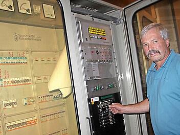 Schaltzentrale im Foyer der Mittelschule: Hausmeister Bernd Ditzel kennt seine Technik in- und auswendig. Für den Laien aber ist sie schwer zu bedienen. Fällt die Anlage aus, liegt praktisch das gesamte Schulhaus lahm. Das sind nur zwei Kritikpunkte der Fachbüros. Foto: Ulrike Müller