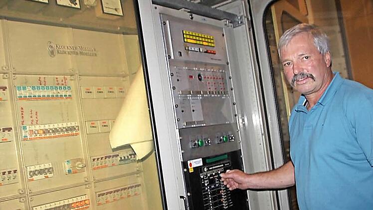 Schaltzentrale im Foyer der Mittelschule: Hausmeister Bernd Ditzel kennt seine Technik in- und auswendig. Für den Laien aber ist sie schwer zu bedienen. Fällt die Anlage aus, liegt praktisch das gesamte Schulhaus lahm. Das sind nur zwei Kritikpunkte der Fachbüros. Foto: Ulrike Müller