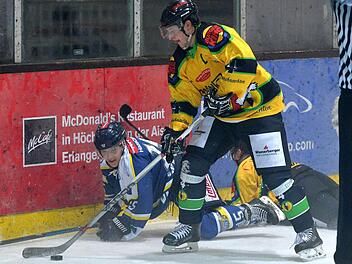 HEC-Kapitän Daniel Sikorski (gelbes Trikot) leitet den nächsten Angriff ein, der am Boden liegende Waldkraiburger Stürmer kann nur hinterherschauen. Foto: Picturedreams