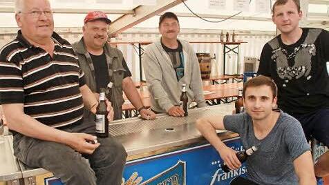 Eingespieltes Aufbauteam (v.li.): Günther Scheumann, Stefan Krappmann sowie Horst Gardill mit seinen Söhnen Daniel und Alexander.