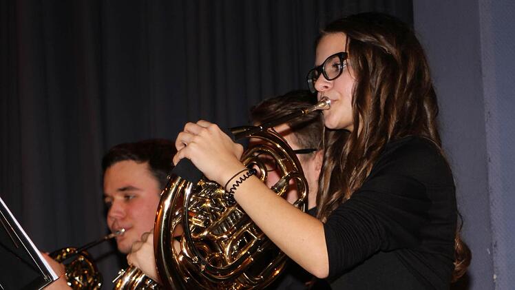 Die 15-jährige Katrin Alka spielt das Waldhorn in der großen Kapelle, fungiert aber inzwischen auch als Dirigentin des Jugendorchesters.