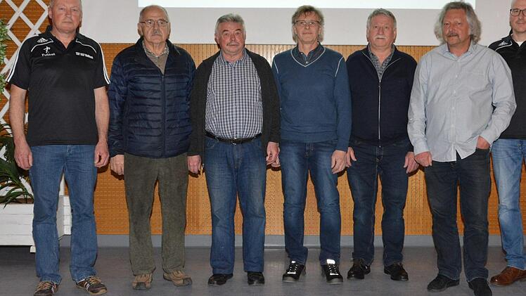 50 Jahre beim TSV sind: (von links) Dieter Wolf, Kilian Kirchner, Elmar Schmitt, Lothar Geis, Walter Schmitt, Klaus Markard, Martin Warmuth. Foto: Björn Hein
