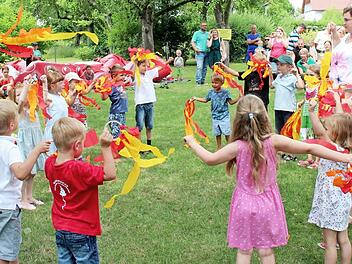 Die Kindergartenkinder zeigten einen Farbentanz. Foto: Johanna Blum