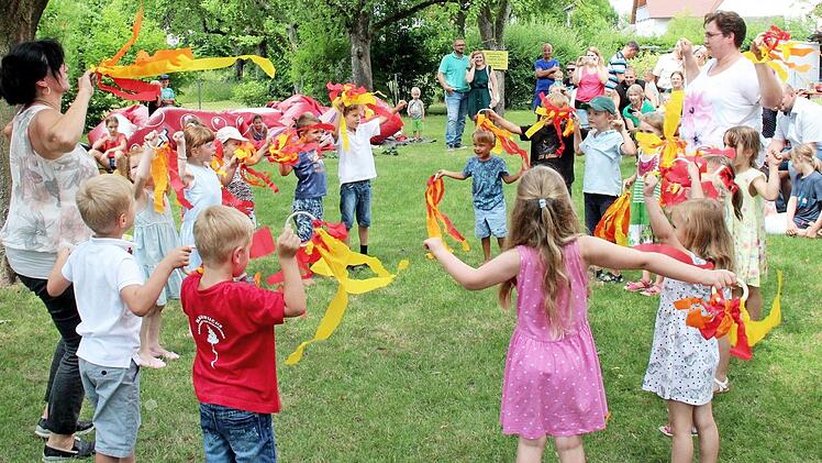 Die Kindergartenkinder zeigten einen Farbentanz. Foto: Johanna Blum