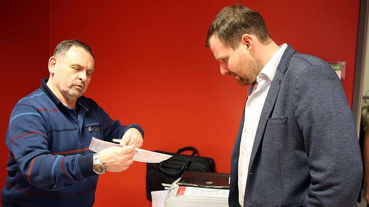 Bürgermeister Martin Mittag meldet sich zum Blutspenden an. Foto: Bettina Knauth