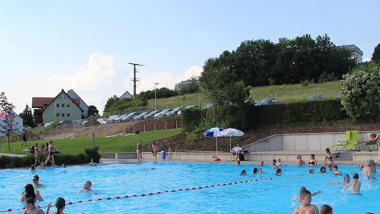 Quirliges Treiben herrscht bei gutem Wetter im Maßbacher  Freibad.Heike Beudert