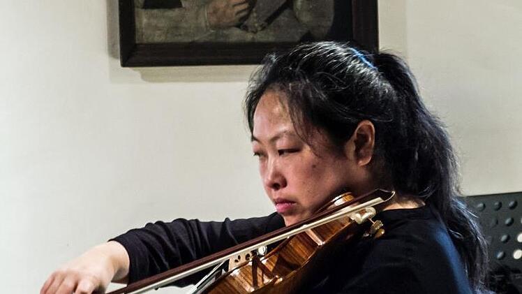 Die Bratschistin Zhuo Lu war eine der Mitwirkenden beim 1. Kammerkonzert, das das Landestheater Coburg im Rathaussaal veranstaltete.Foto: Jochen Berger