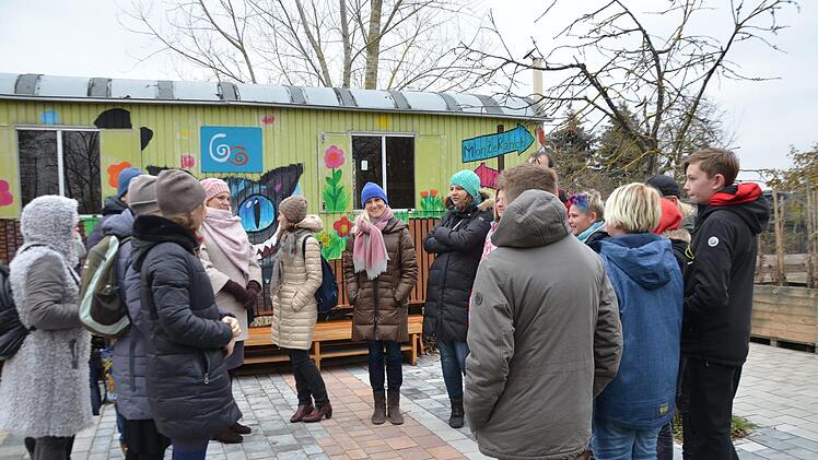 Im Garten vor dem Bauwagen wurde die Besuchergruppe aus Russland von den Schülern empfangen und über die Arbeit im Erdkinderplan informiert. Foto: Bernhard Panzer