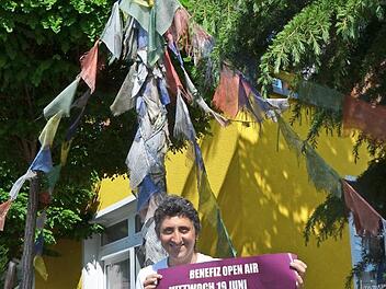 Alberto Parmigiani vor den tibetischen Gebetsfahnen in seinem Haus in der Einsteinstraße. Er freut sich auf das fünfte Benefiz-Open-Air "We rock for Nepal".  Foto: Bernhard Panzer