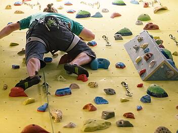 Zwölf Meter sind die Wände in der Kronacher Kletterhalle hoch. Foto: Marian Hamacher