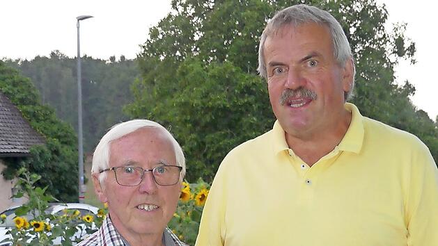 J&uuml;rgen Simon (rechts) zeichnete Erwin Neubauer f&uuml;r seine jahrzehntelange Vereinstreue aus.